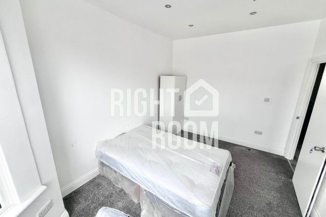 Room 5, 135 Grosvenor Road, London photo 5