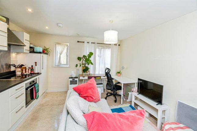 Flat 203, Oceana Boulevard, Lower Canal Walk, Southampton photo 4