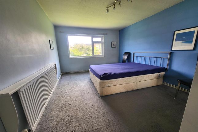 Flat for sale in High Birch Court, New Barnet