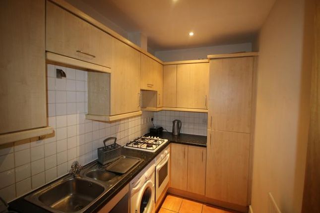 Flat to rent in Lion Court, 435 The Highway, London