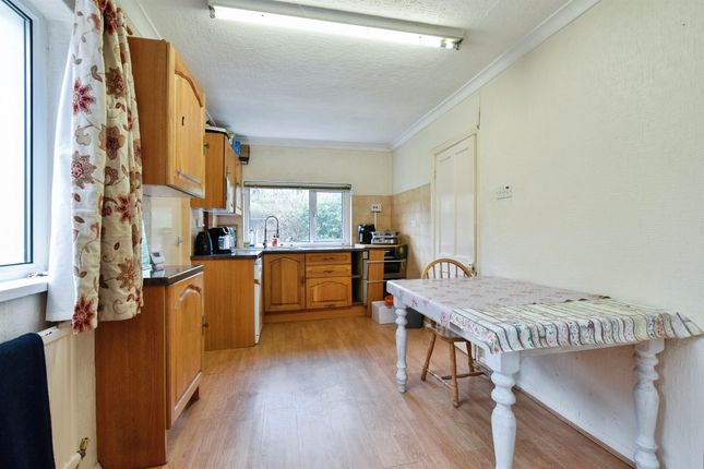 26, Ynyslas Crescent, Neath photo 3