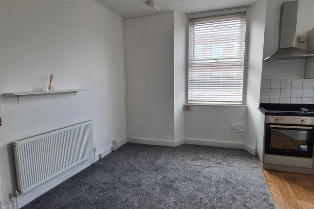 Flat to rent in South Street, Torquay