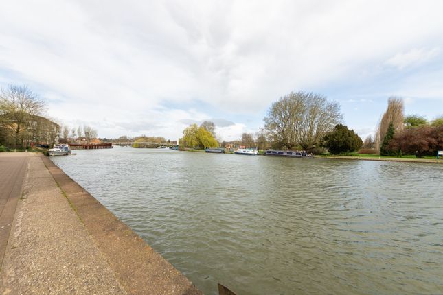 Flat to rent in Regents Riverside, Reading, Berkshire