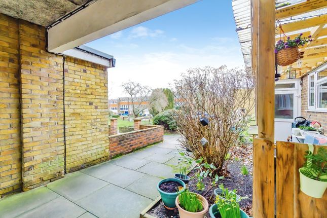 10, Bracewood Gardens, Croydon photo 4