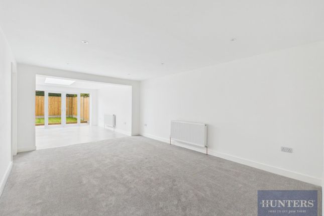 20, Wells Close, Cheltenham photo 4