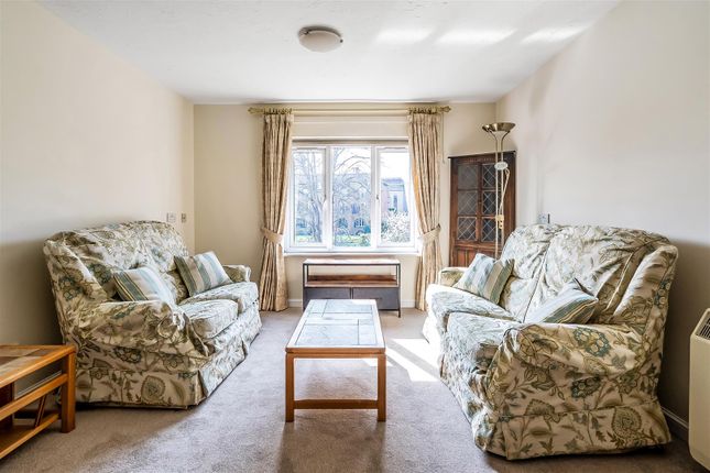 Flat 14, Holly Court, Belmont Road, Leatherhead photo 2