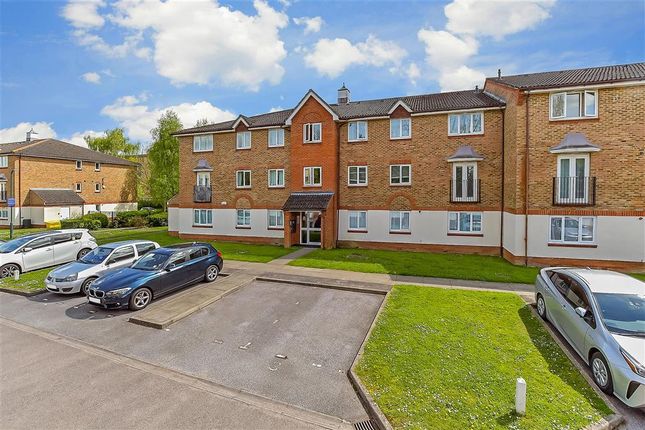 Thumbnail Flat for sale in Lindisfarne Gardens, Maidstone, Kent