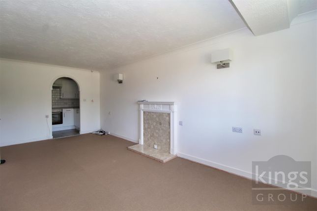 22 Edwards Court, Turners Hill, Waltham Cross photo 4
