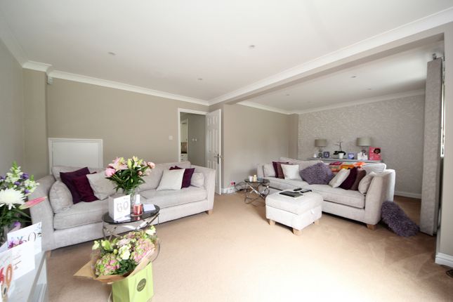 3 Stratfield Park Close, LONDON photo 4