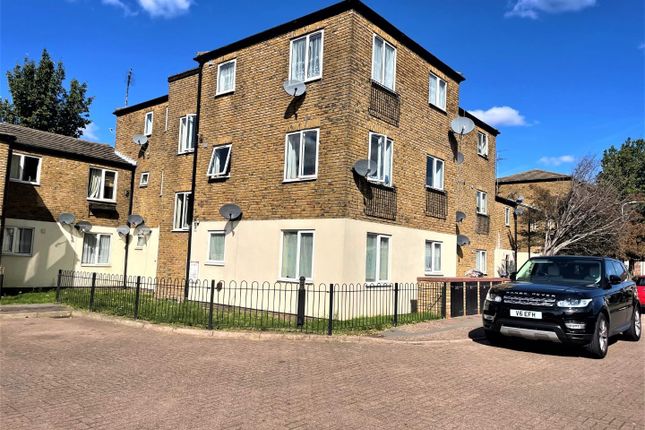 Flat for sale in Copthorne Mews, Hayes