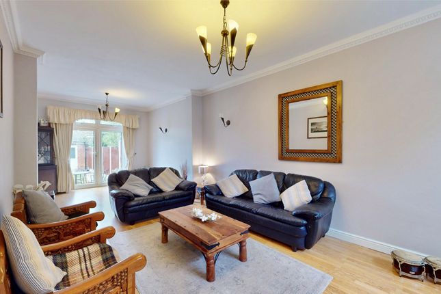 35, Derwent Gardens, Ilford photo 2