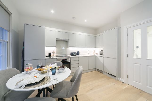 Flat Flat 2, 79, Long Acre, London photo 3
