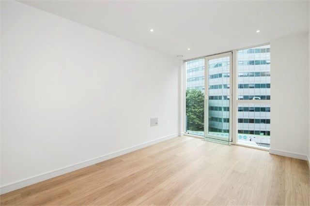 Flat for sale in Pinnacle Apartments, Saffron Central Square, Croydon