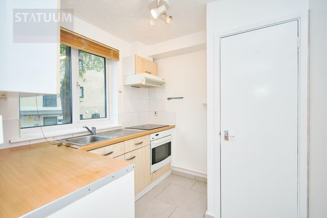 Flat to rent in Globe Road, Bethnal Green, City, East London