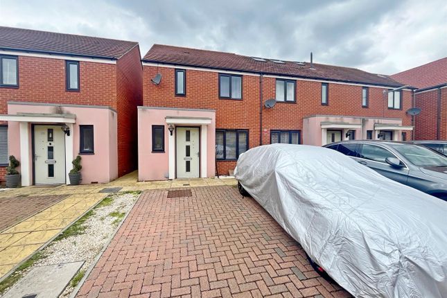 End terrace house for sale in Sunliner Way, South Ockendon