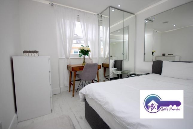 Room to rent in Wesbourne Grove, London
