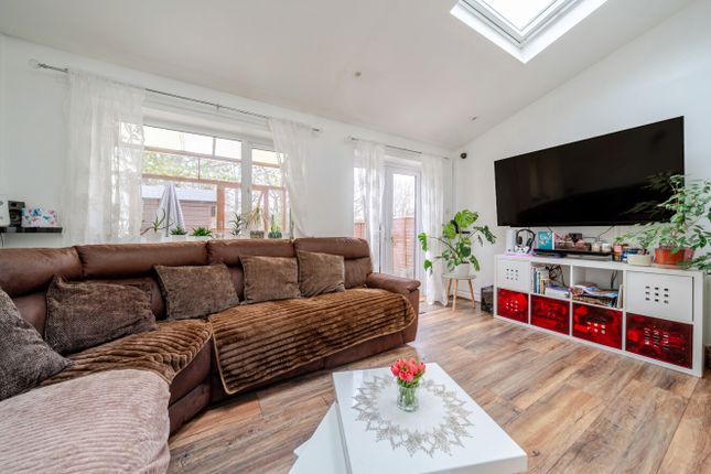 129, Winterslow Drive, Hampshire photo 2