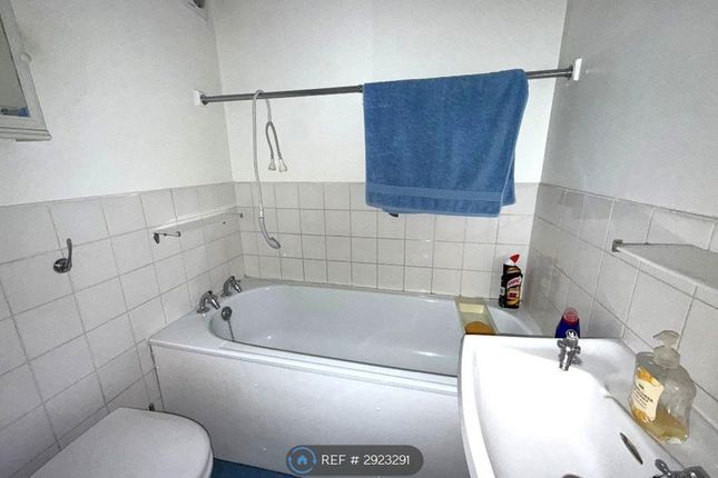 Burfield Court, Handcross Road, Luton photo 5