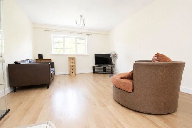 40 Lynx Court,, Wallis Square, Hampshire photo 2