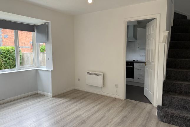 12 Stepney Close, Crawley photo 3