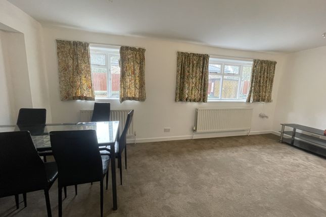 94 Beverley Gardens, WEMBLEY photo 4