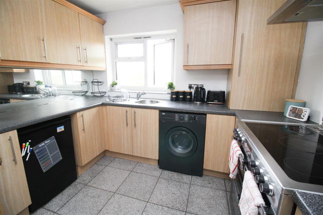 124, Little Grove Field, Harlow photo 3