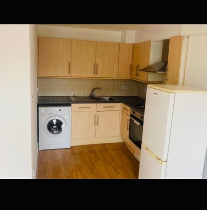 Flat to rent in Stoke Newington High, London