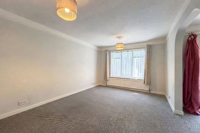 14 Huxley Close, Uxbridge photo 2