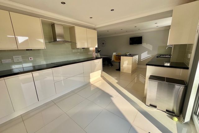 7 Robinson Close, Selsey photo 4