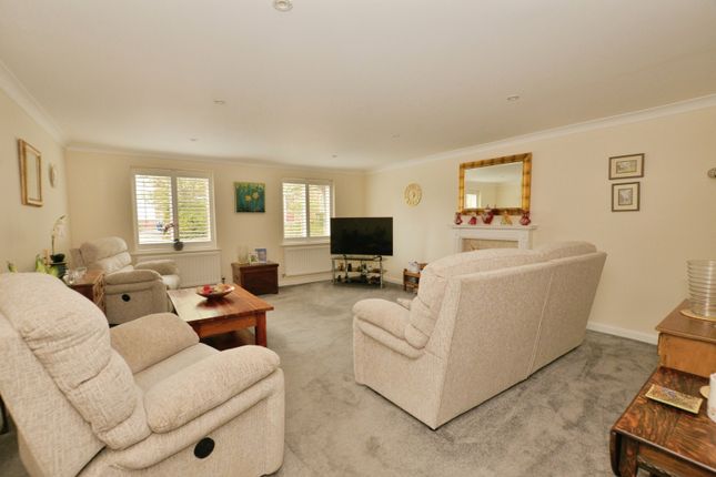 9, Holly Meadows, Kent photo 2