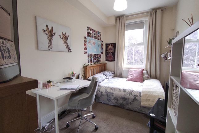 Well-Presented Double Bedroom With A Comfy Bed By ...