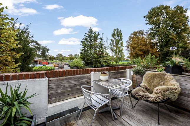 7 Barons Court, Broom Road, Teddington photo 4
