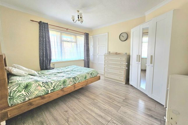 161, Chelmsford Avenue, Romford photo 4