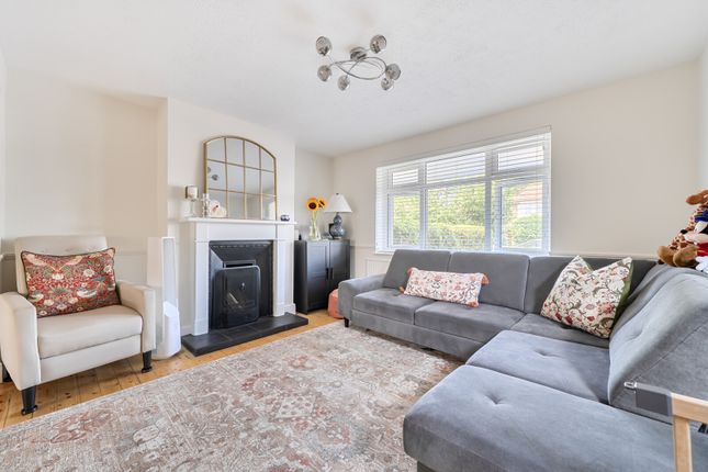 13, Clanfield Crescent, Reading photo 3