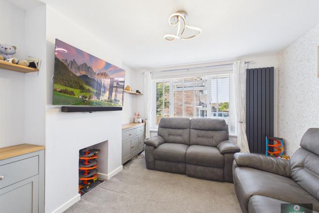 23, Cuckmere Crescent, Gossops Green photo 4
