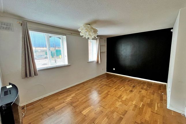 Flat 2,, 91 Long Drive, Greenford photo 2