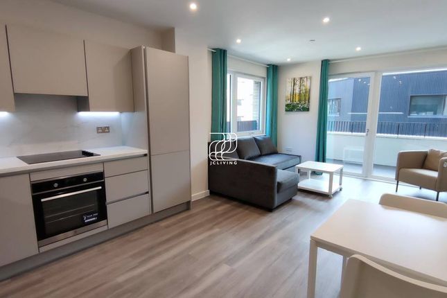 Flat to rent in Frank Searle Passage, London