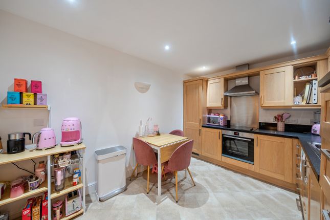 Flat 2, The Gables,, Chilbolton Avenue, Hampshire photo 4