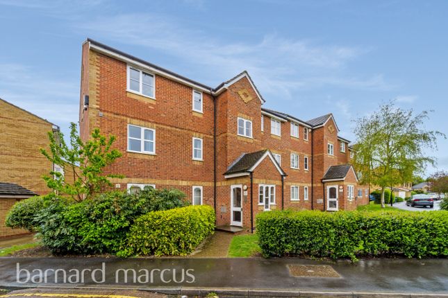 Flat to rent in Redford Close, Feltham