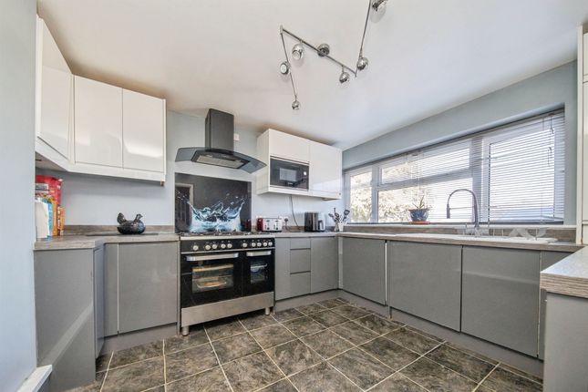 22, Ravensdale, CLACTON-ON-SEA photo 3