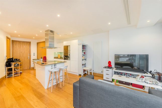 Flat for sale in Arena Tower, 25 Crossharbour Plaza, Canary Wharf