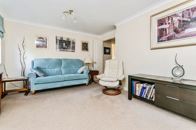 27, Eothen Close, Surrey photo 4