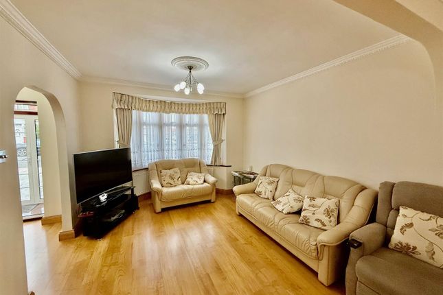 18, Kenton Avenue, Southall photo 3