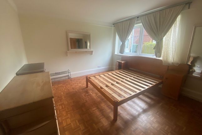 Flat to rent in Lucerne Close, London