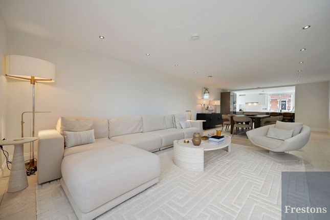 28 Lancaster House, Bushey photo 2
