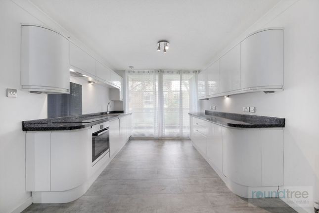 Flat 166, Leamington House, Edgware photo 4