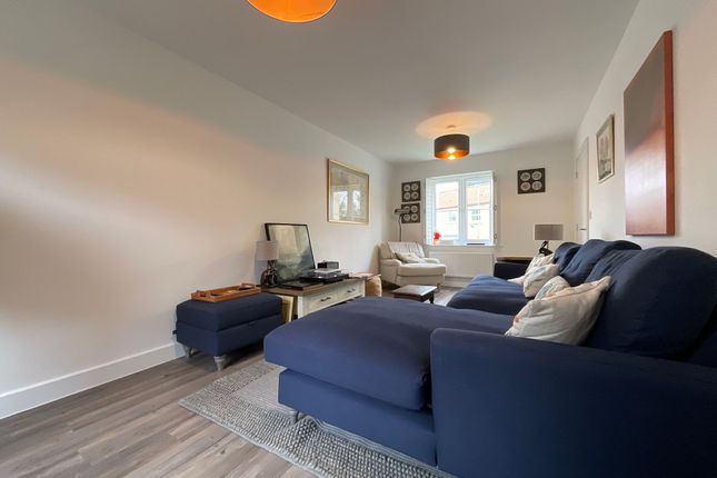 34 Iris Close, Scarborough photo 4