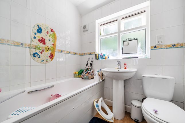 16, Glenn Avenue, Purley photo 4