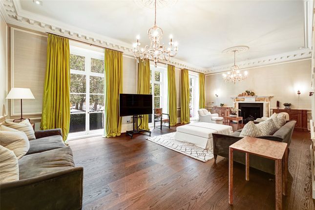 Flat for sale in Buckingham Gate, London