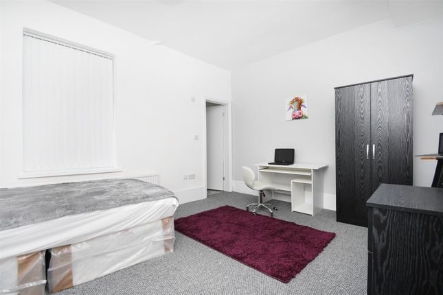 Room 4, 112, Hollingreave Road, Burnley photo 2